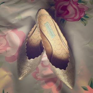 Betsey Johnson silver sparkly flats size 8.5